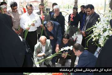 حضور دکتر خلج بر سر مزار شهید دکتر نیک عزم