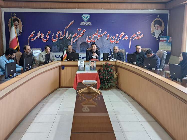 نشست صمیمانه مدیرکل دامپزشکی استان کرمانشاه با همکاران دامپزشکی به مناسبت هفته بسیج 